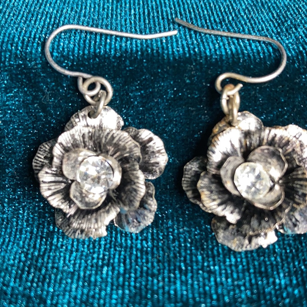 Flower earrings with rhinestone middle silver-tone - Picture 2 of 4